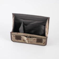 Hobonichi Stappo (Bow & Tie: Galloping Horses) 5 Hobonichi Stappo (Bow & Tie: Galloping Horses) -Little Craft Place The name Stappo combines the words Stand and Pouch as it essentially stores your items in a standing pouch. The curves on both sides of the pouch give it a cute shape